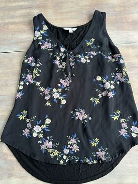 Candie's flowy Black Sleeveless Floral Henley blouse
